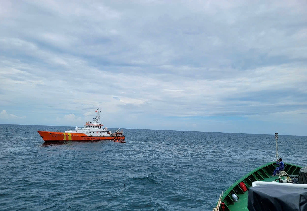 Cảnh sát biển bàn giao thi thể nạn nhân cho tàu SAR 413 thuộc Trung tâm phối hợp tìm kiếm cứu nạn hàng hải khu vực III và đang tiến hành tìm kiếm nạn nhân còn lại. Nguồn ảnh: Bộ Tư lệnh Vùng Cảnh sát biển 3