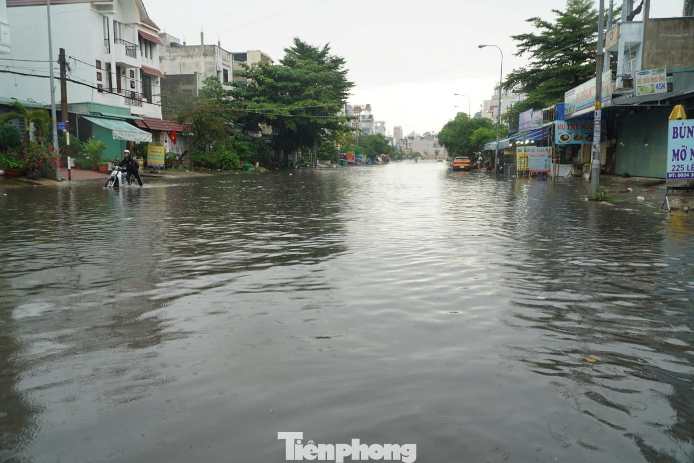 Trong khi đó, một đoạn hơn 500m đường Lê Cơ (quận Bình Tân) cũng ngập mênh mông trong cơn mưa kéo dài suốt nhiều giờ.