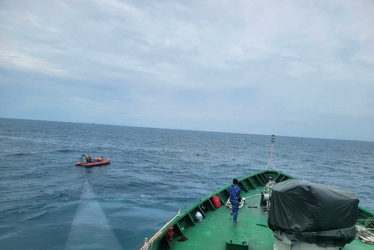 Lực lượng Cảnh sát biển tiếp cận thi thể nạn nhân. Nguồn: Bộ Tư lệnh Vùng Cảnh sát biển 3