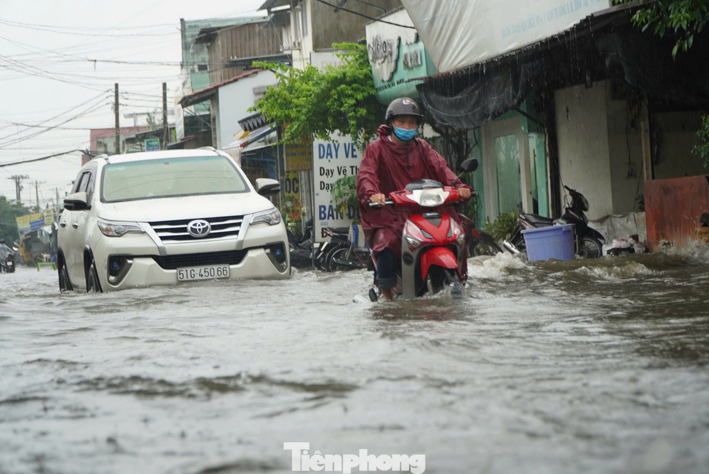 Nguyên nhân gây mưa dông tại TPHCM và các tỉnh thành Nam bộ trong những ngày qua là do dải hội tụ nhiệt đới có trục qua Trung bộ và phía bắc Biển Đông. Bên cạnh đó, gió mùa Tây Nam hoạt động với cường độ trung bình đến mạnh đẩy mây dông từ biển vào đất liền.