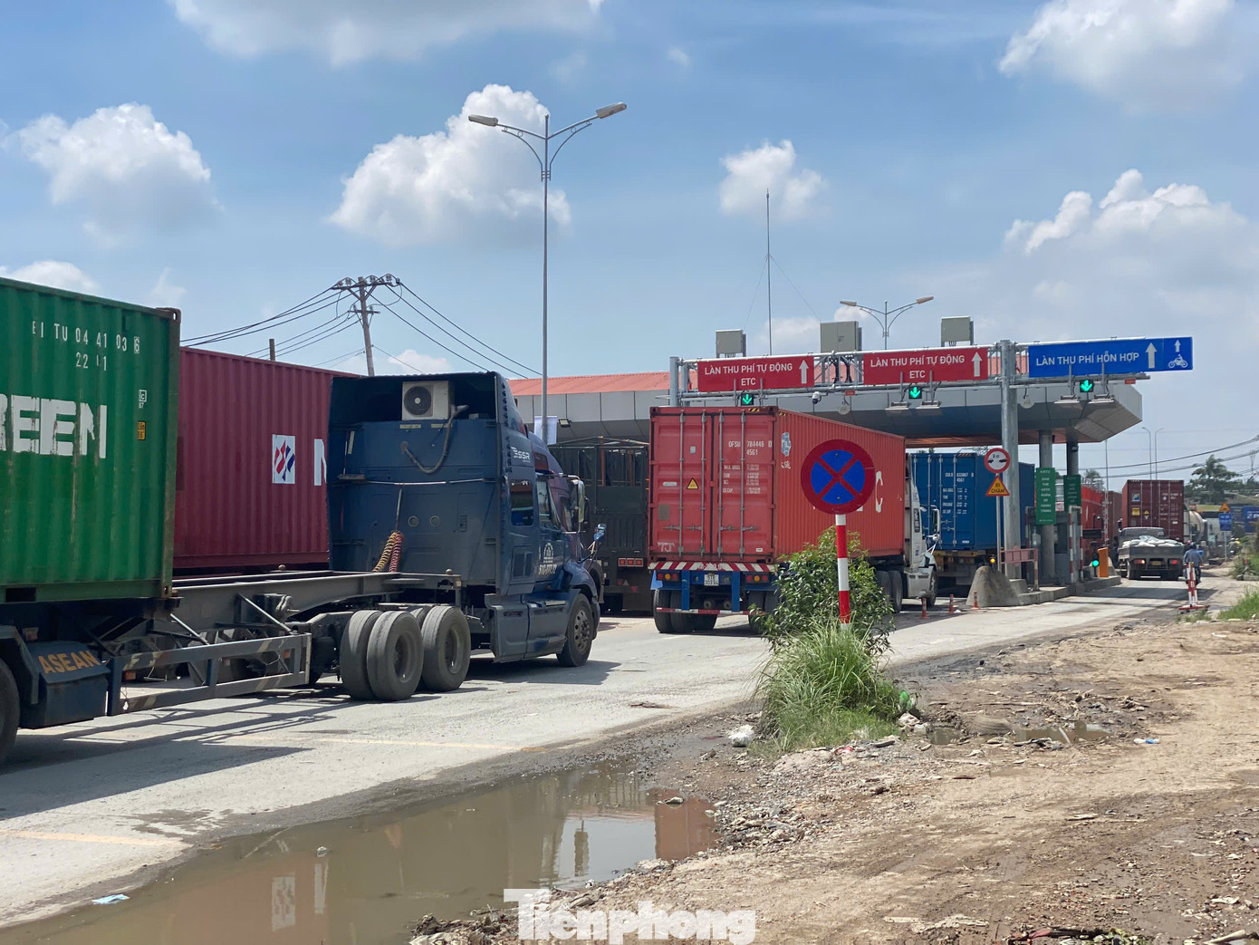 Phương tiện qua trạm thu phí.