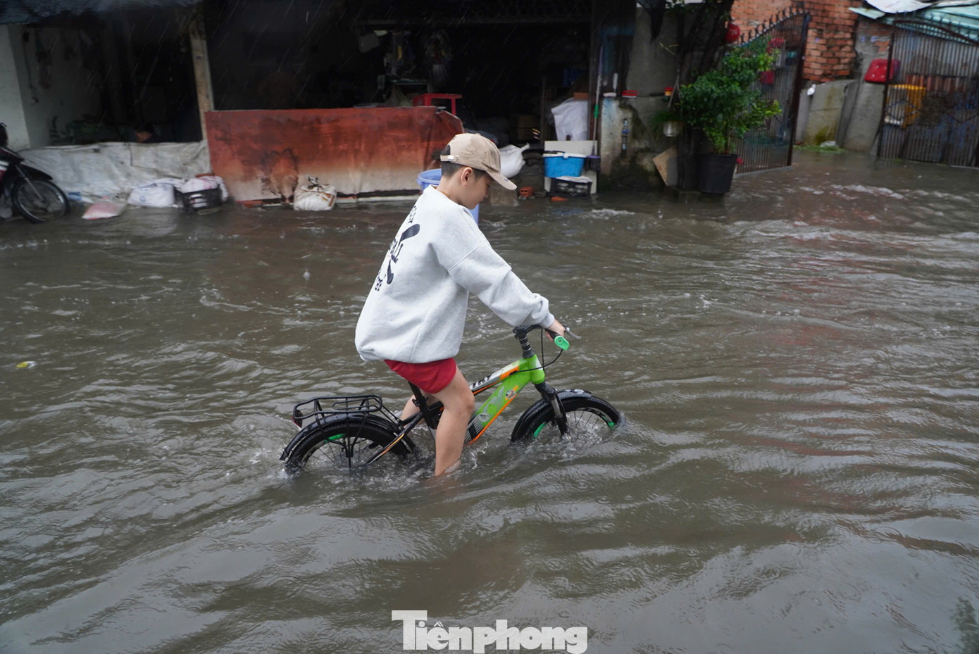 Cơn mưa kéo dài suốt nhiều giờ khiến một đoạn đường Sinco (phường Bình Trị Đông B, quận Bình Tân) bị ngập sâu từ 40 - 60cm.