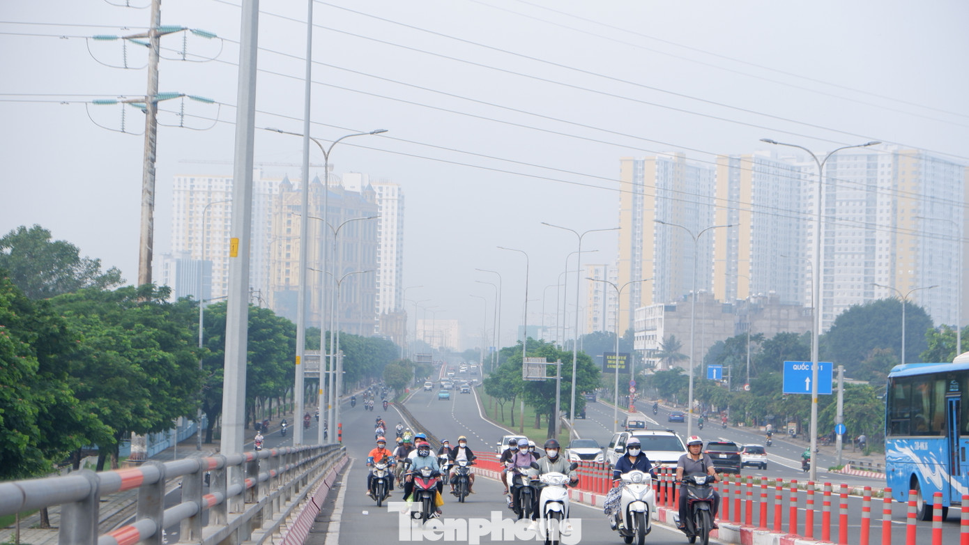 Nhiều tòa nhà cao tầng ở hai bên đường Võ Văn Kiệt chìm sau màn sương mờ ảo.