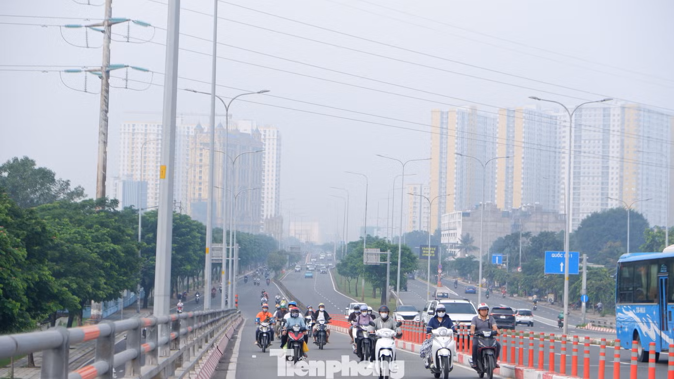 Nhiều tòa nhà cao tầng ở hai bên đường Võ Văn Kiệt chìm sau màn sương mờ ảo. Nhiều tòa nhà cao tầng ở hai bên đường Võ Văn Kiệt chìm sau màn sương mờ ảo.