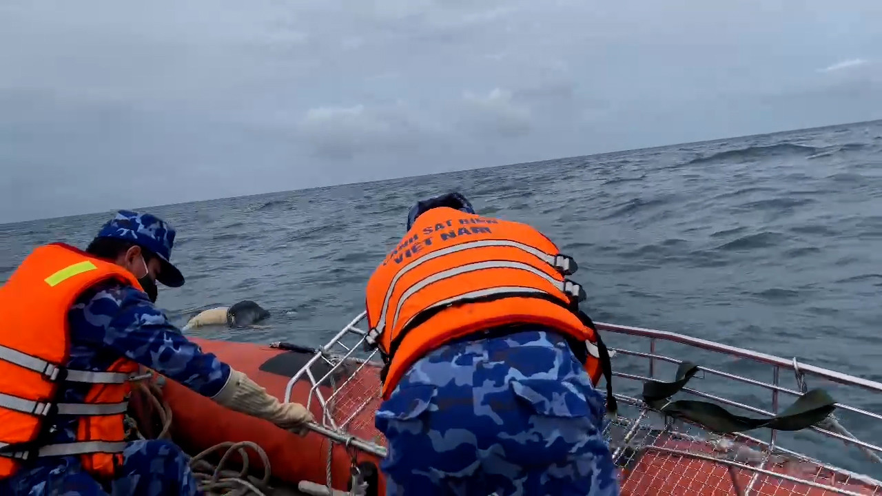 Cán bộ chiến sĩ tàu Cảnh sát biển 2011 thực hiện nhiệm vụ vớt thi thể nạn nhân. Nguồn ảnh: Bộ Tư lệnh Vùng Cảnh sát biển 3