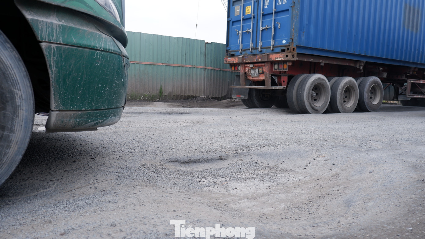 Nhiều vị trí mặt đường đang hư hỏng nặng, cần sớm được khắc phục.