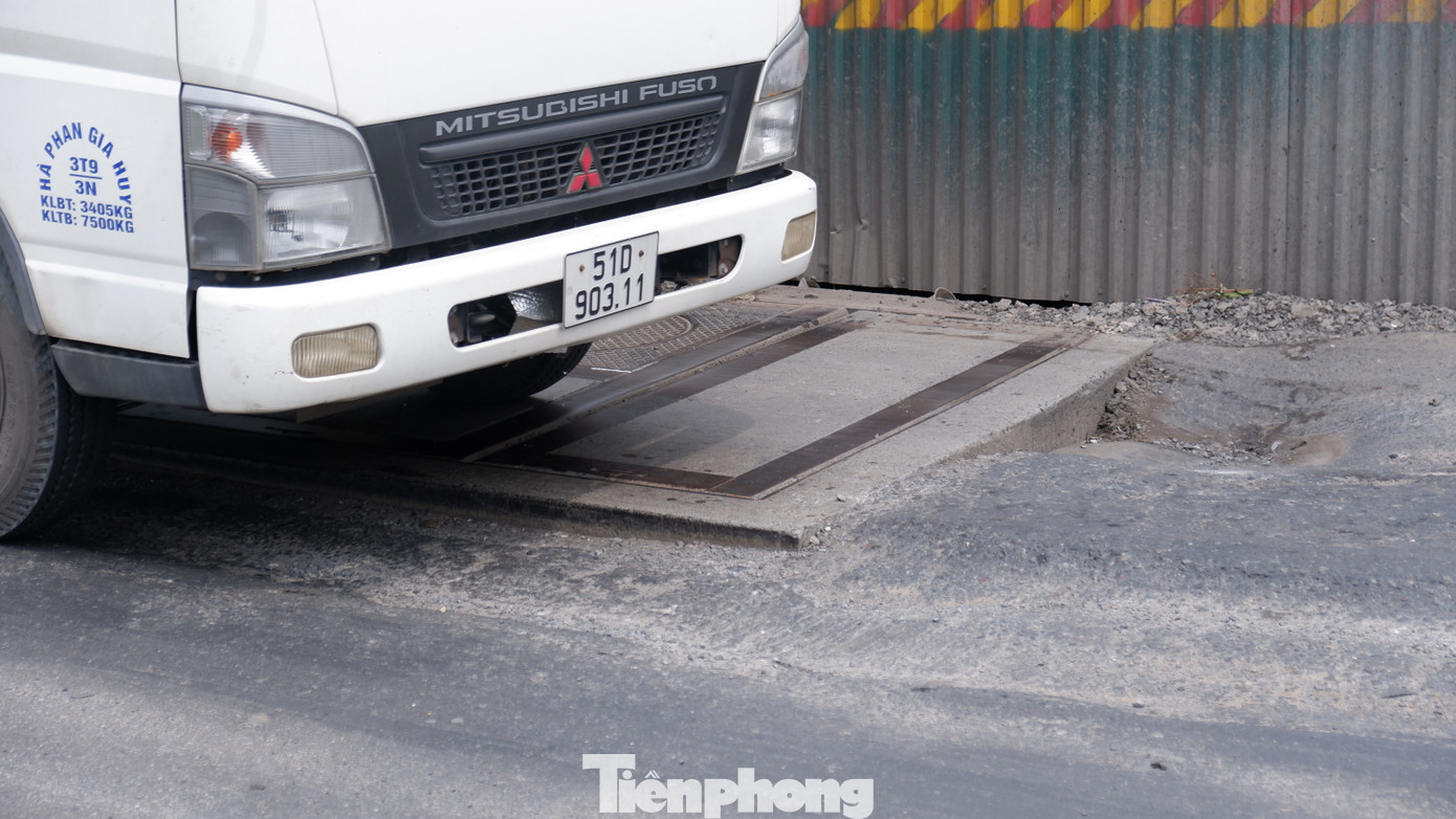 Nhiều vị trí mặt đường lún sâu gây mất an toàn giao thông.