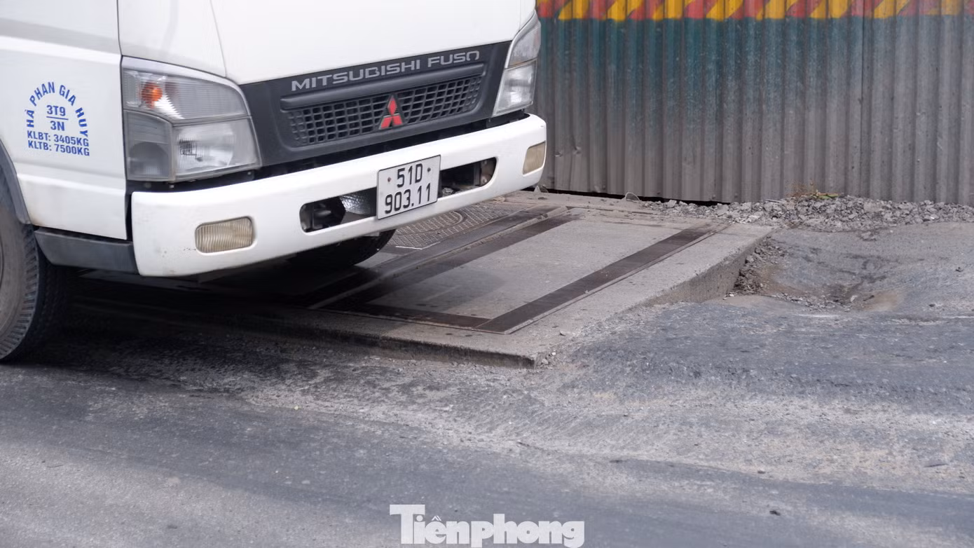 Nhiều vị trí mặt đường lún sâu gây mất an toàn giao thông. Nhiều vị trí mặt đường lún sâu gây mất an toàn giao thông.