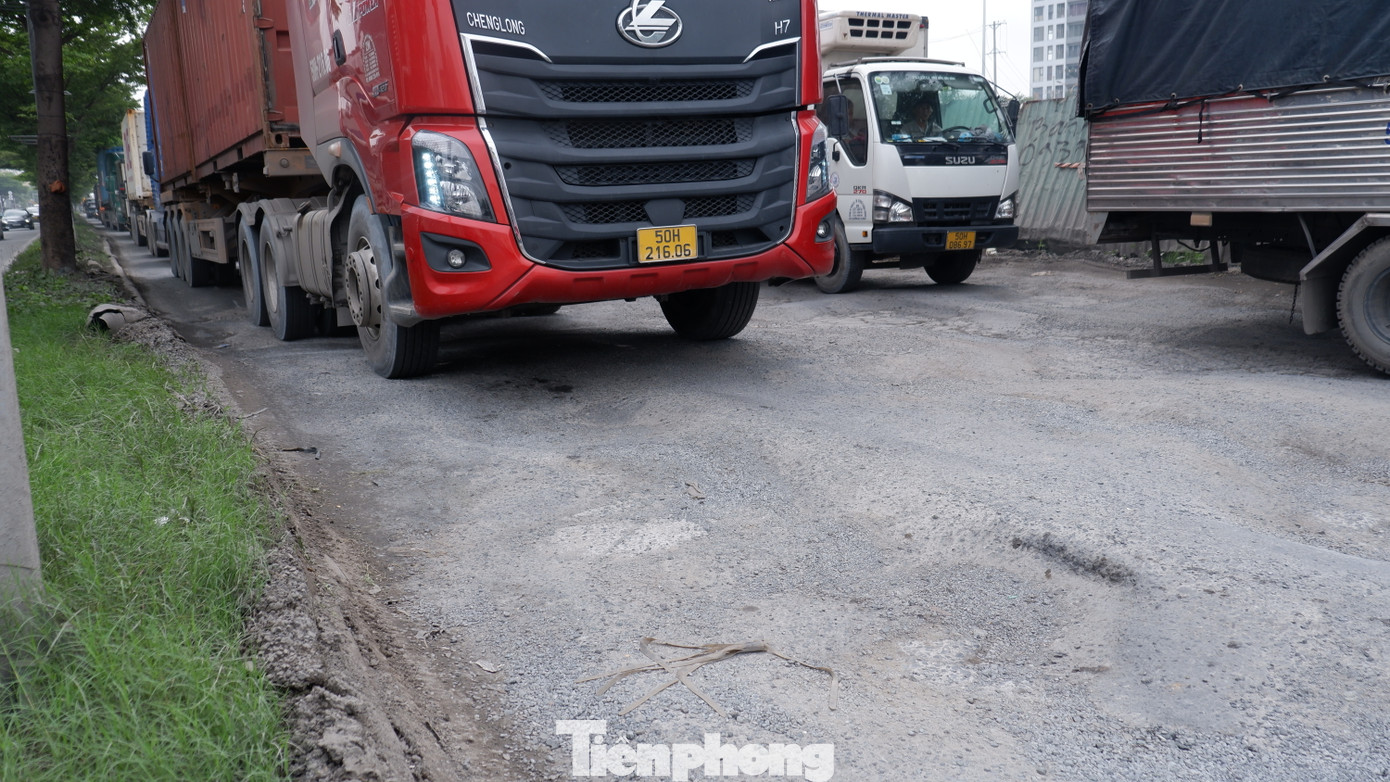 Mặt đường Nguyễn Văn Linh đoạn qua công trường dự án hầm chui Nguyễn Văn Linh - Nguyễn Hữu Thọ chi chít ổ gà, gồ ghề, lằn lún.