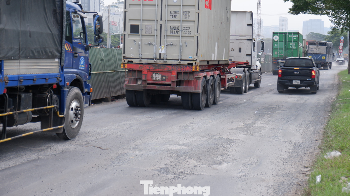 Các phương tiện đi qua khu vực phải di chuyển chậm nên thường xảy ra cảnh ùn ứ.