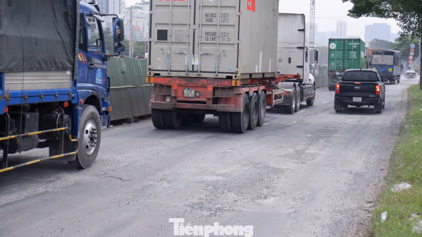Các phương tiện đi qua khu vực phải di chuyển chậm nên thường xảy ra cảnh ùn ứ. Các phương tiện đi qua khu vực phải di chuyển chậm nên thường xảy ra cảnh ùn ứ.