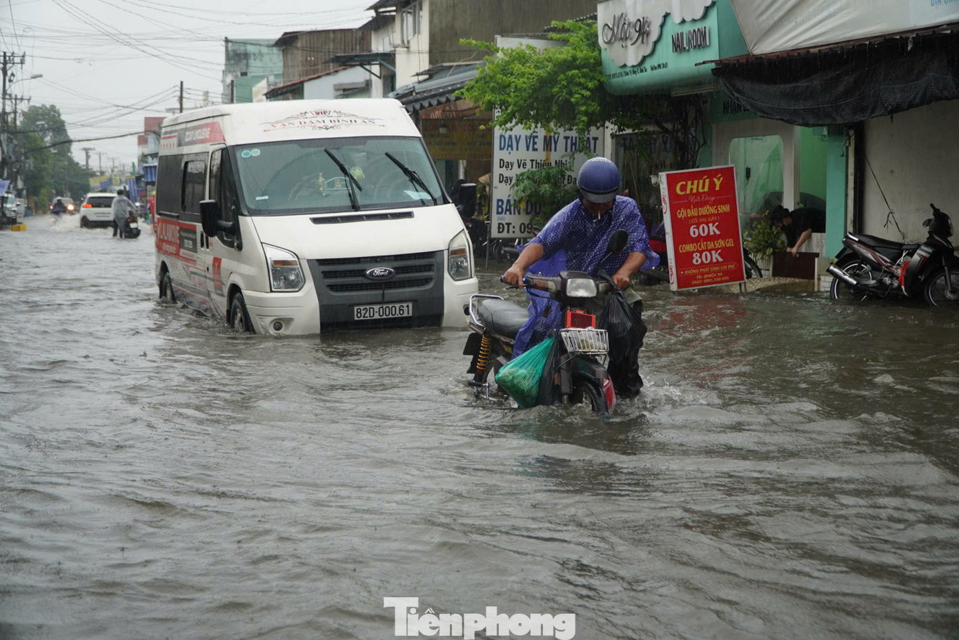 Nước ngập sâu khiến xe &quot;chết máy&quot; la liệt trên đường Sinco.