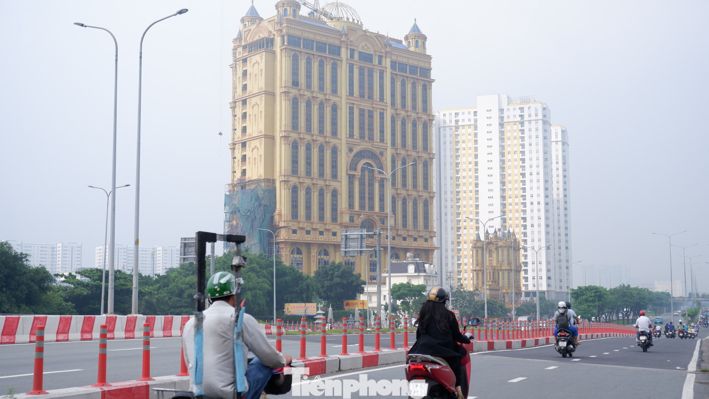 Đến gần 10 giờ sáng, sương mù mới bắt đầu tan dần.