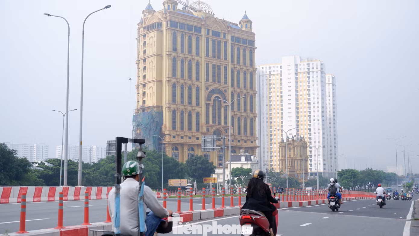 Đến gần 10 giờ sáng, sương mù mới bắt đầu tan dần. Đến gần 10 giờ sáng, sương mù mới bắt đầu tan dần.