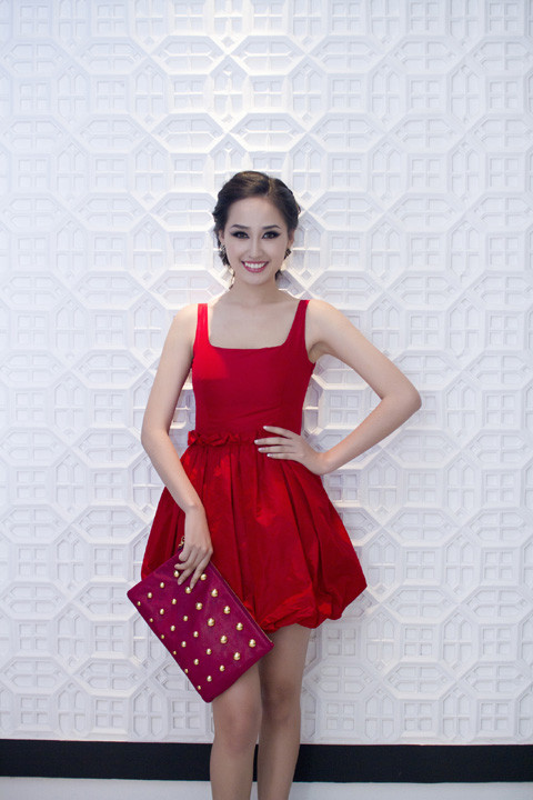 Chiếc váy đỏ giúp hoa hậu khoe được làn da trắng ngần không tì vết