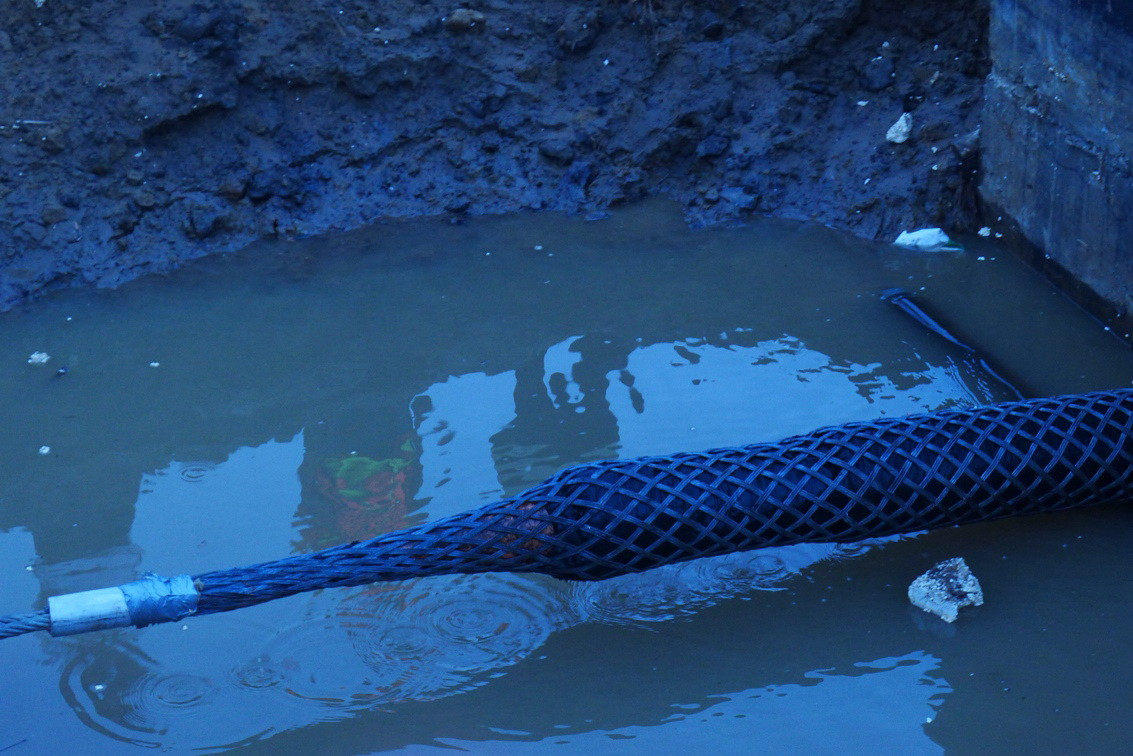 Và đầu cáp đã được nằm trên bờ để chờ được đấu nối vào hệ thống trạm biến áp đã được xây dựng gần đó