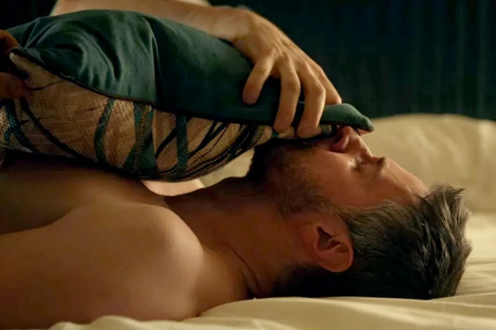 Nhân vật của Richard Armitage bị ám ảnh bởi vị hôn thê của con trai đến mức theo cô đến Paris, thuê phòng cô từng ở và "tự an ủi" với chiếc gối cô kê. Ảnh: Netflix.