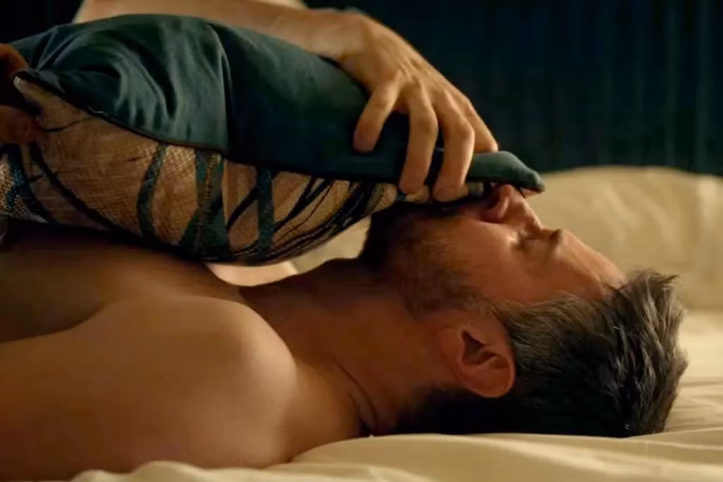 Nhân vật của Richard Armitage bị ám ảnh bởi vị hôn thê của con trai đến mức theo cô đến Paris, thuê phòng cô từng ở và "tự an ủi" với chiếc gối cô kê. Ảnh: Netflix.