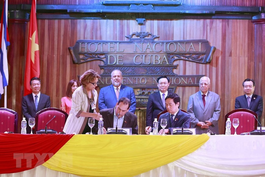 Chủ tịch Quốc hội Vương Đình Huệ và Thủ tướng Cộng hòa Cuba Manuel Marrero Cruz chứng kiến lễ ký và trao các thỏa thuận hợp tác giữa doanh nghiệp hai nước. (Ảnh: Doãn Tấn/TTXVN) Chủ tịch Quốc hội Vương Đình Huệ và Thủ tướng Cộng hòa Cuba Manuel Marrero Cruz chứng kiến lễ ký và trao các thỏa thuận hợp tác giữa doanh nghiệp hai nước. (Ảnh: Doãn Tấn/TTXVN)