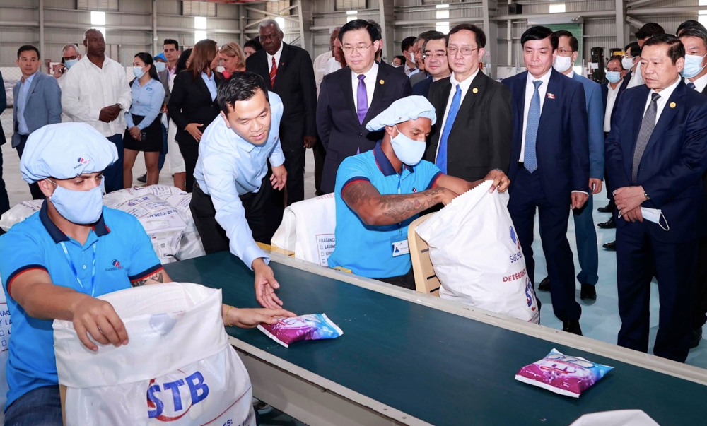 Đoàn tham quan Nhà máy bột giặt Suchel. Ảnh: Doãn Tuấn.