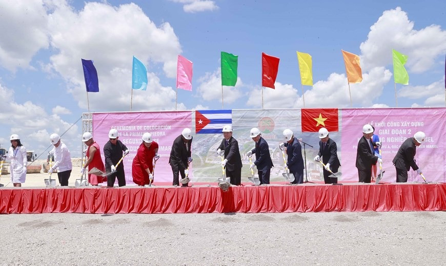 Chủ tịch Quốc hội Vương Đình Huệ và Chủ tịch Quốc hội Chính quyền Nhân dân nước Cộng hòa Cuba Esteban Lazo Hernandez khởi công giai đoạn II, Khu công nghiệp Vimariel của công ty Viglacera. (Ảnh: Doãn Tấn/TTXVN) Chủ tịch Quốc hội Vương Đình Huệ và Chủ tịch Quốc hội Chính quyền Nhân dân nước Cộng hòa Cuba Esteban Lazo Hernandez khởi công giai đoạn II, Khu công nghiệp Vimariel của công ty Viglacera. (Ảnh: Doãn Tấn/TTXVN)