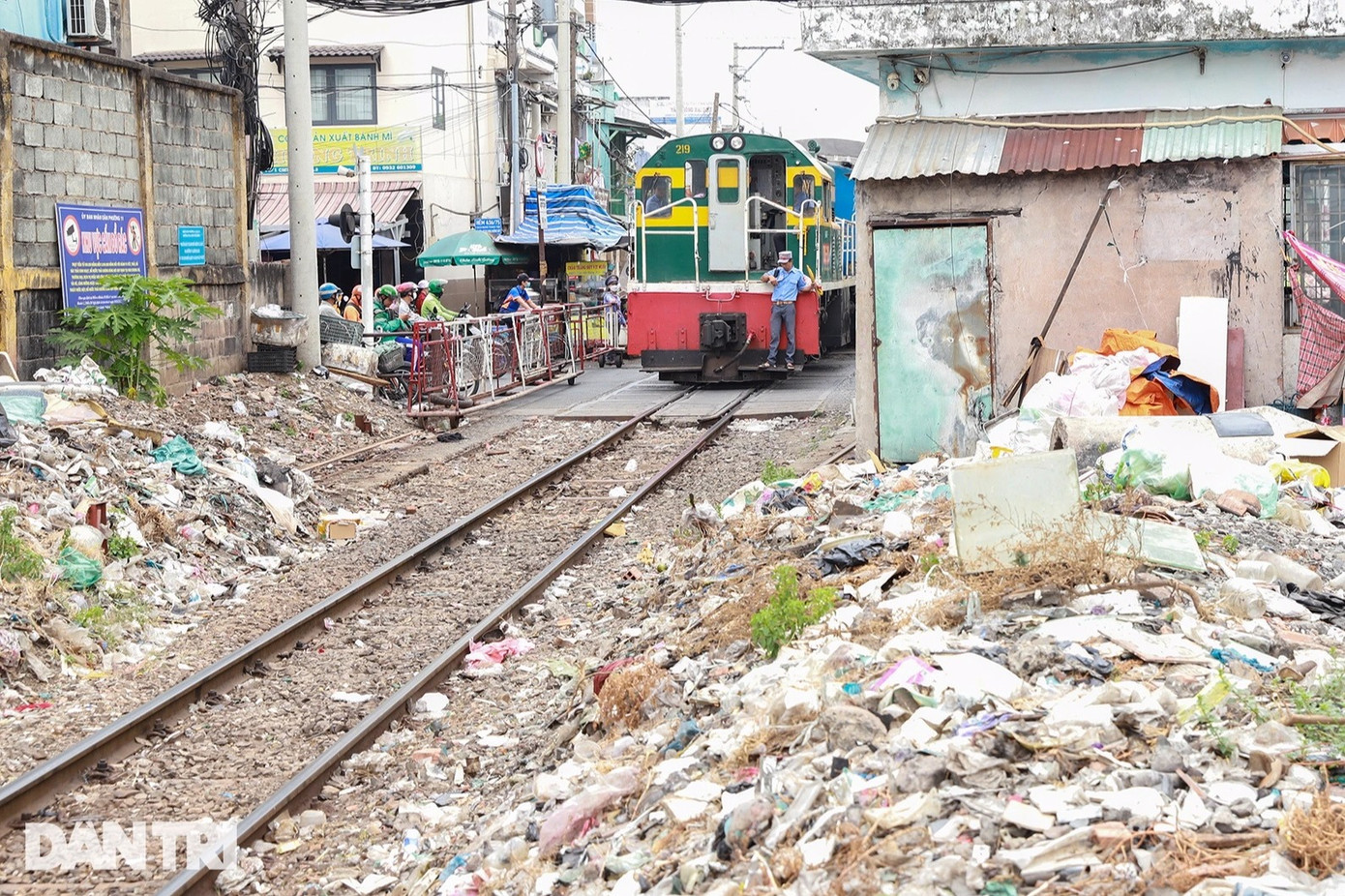 Nhiều năm nay người dân ở khu vực đường Trần Văn Đang phải chịu cảnh sống chung với bãi rác (Ảnh: Quang Ninh).
