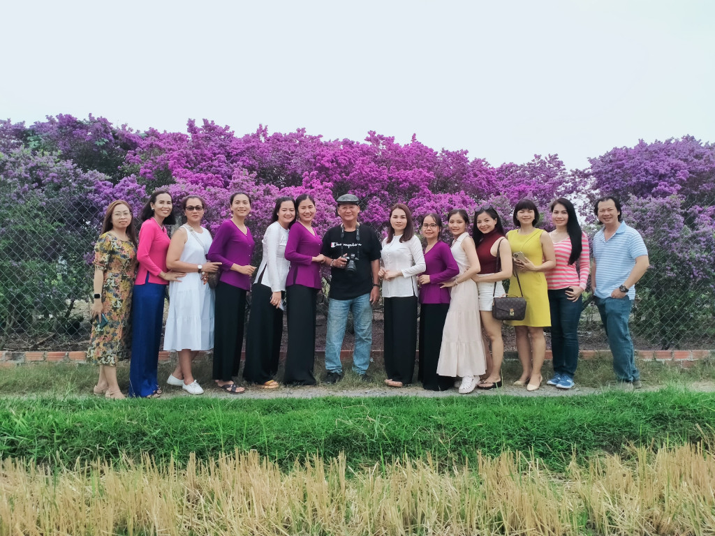 Nhiều người tìm đến vườn Linh Sam nở tím lịm để chiêm ngưỡng và chụp hình, quay phim. Vườn hoa Linh Sam tím khiến nhiều người "phát sốt" ở ấp 2, xã Đức Hòa Đông, huyện Đức Hòa (tỉnh Long An).