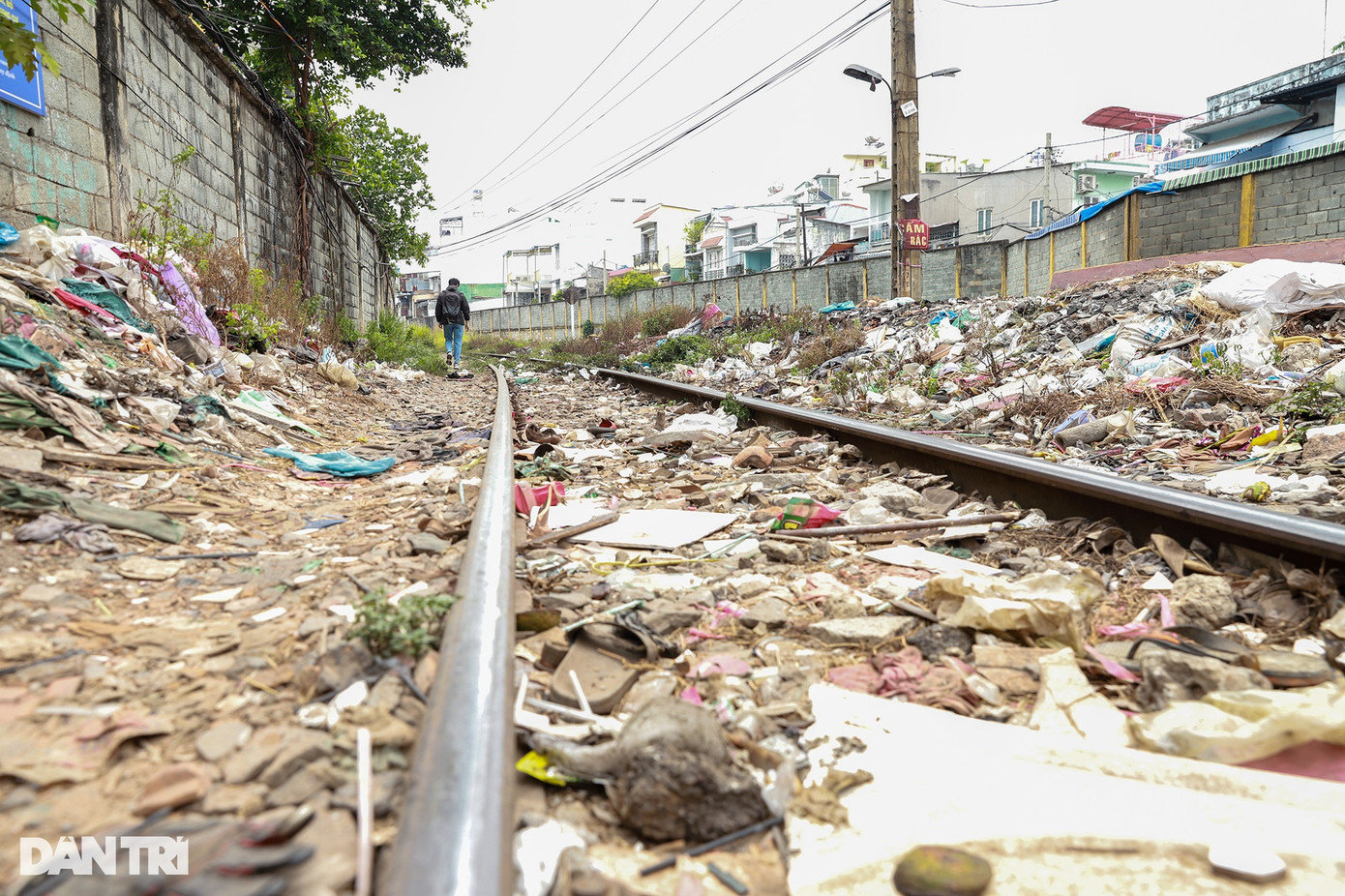 Nhiều rác thải tràn xuống ray đường sắt gây mất an toàn (Ảnh: Quang Ninh).