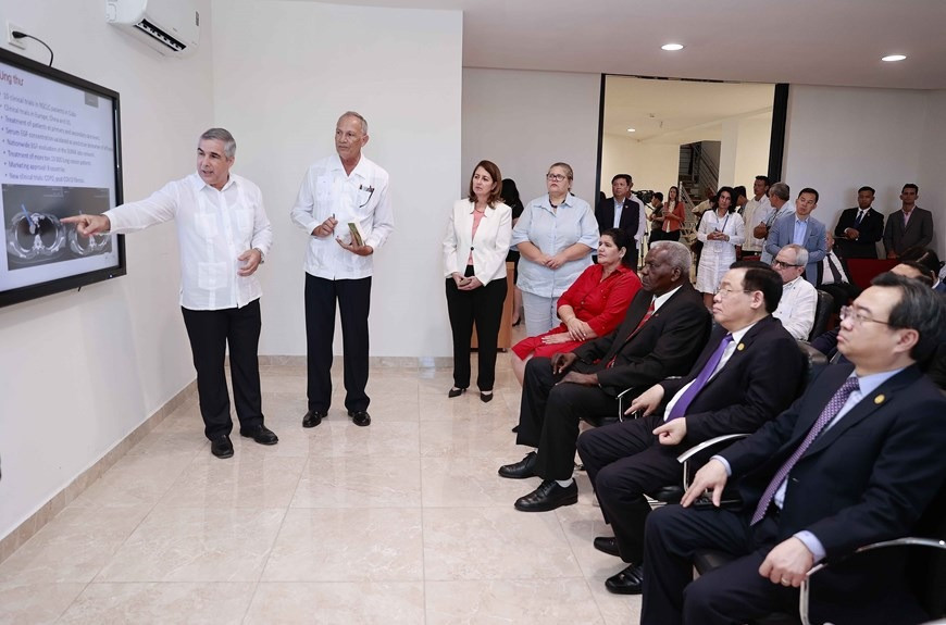 Chủ tịch Quốc hội Vương Đình Huệ nghe giới thiệu về trung tâm công nghệ sinh học và di truyền Cuba. (Ảnh: Doãn Tấn/TTXVN) Chủ tịch Quốc hội Vương Đình Huệ nghe giới thiệu về trung tâm công nghệ sinh học và di truyền Cuba. (Ảnh: Doãn Tấn/TTXVN)