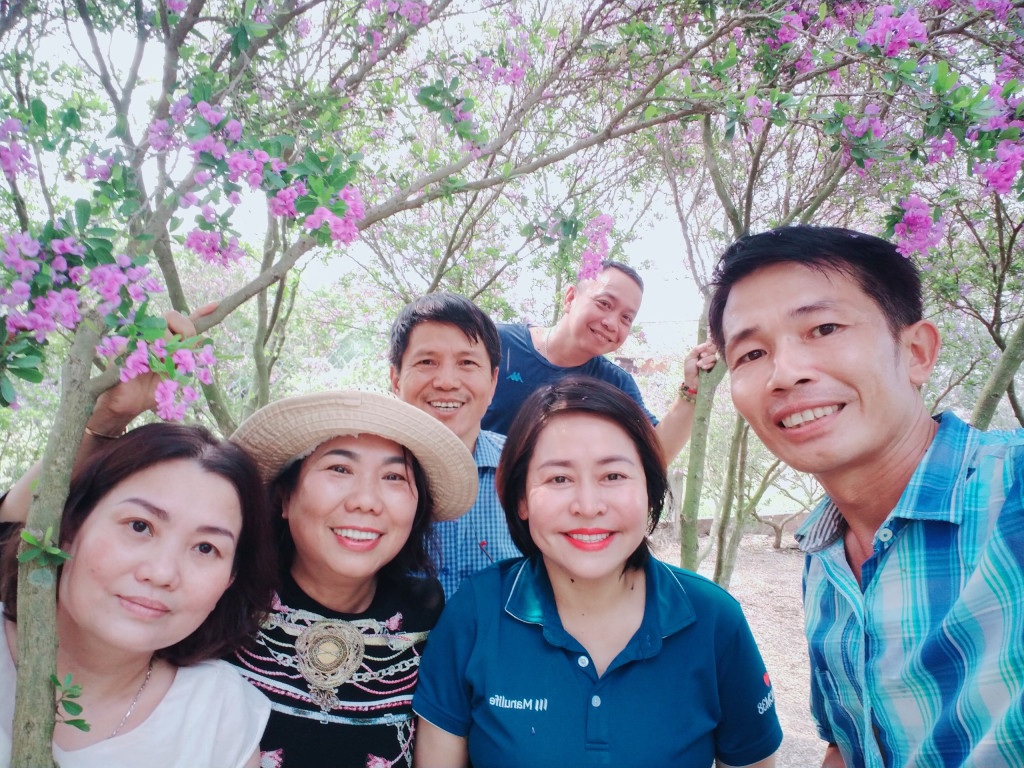 Tòng (ngoài cùng bên phải) chụp ảnh cùng khách tham quan