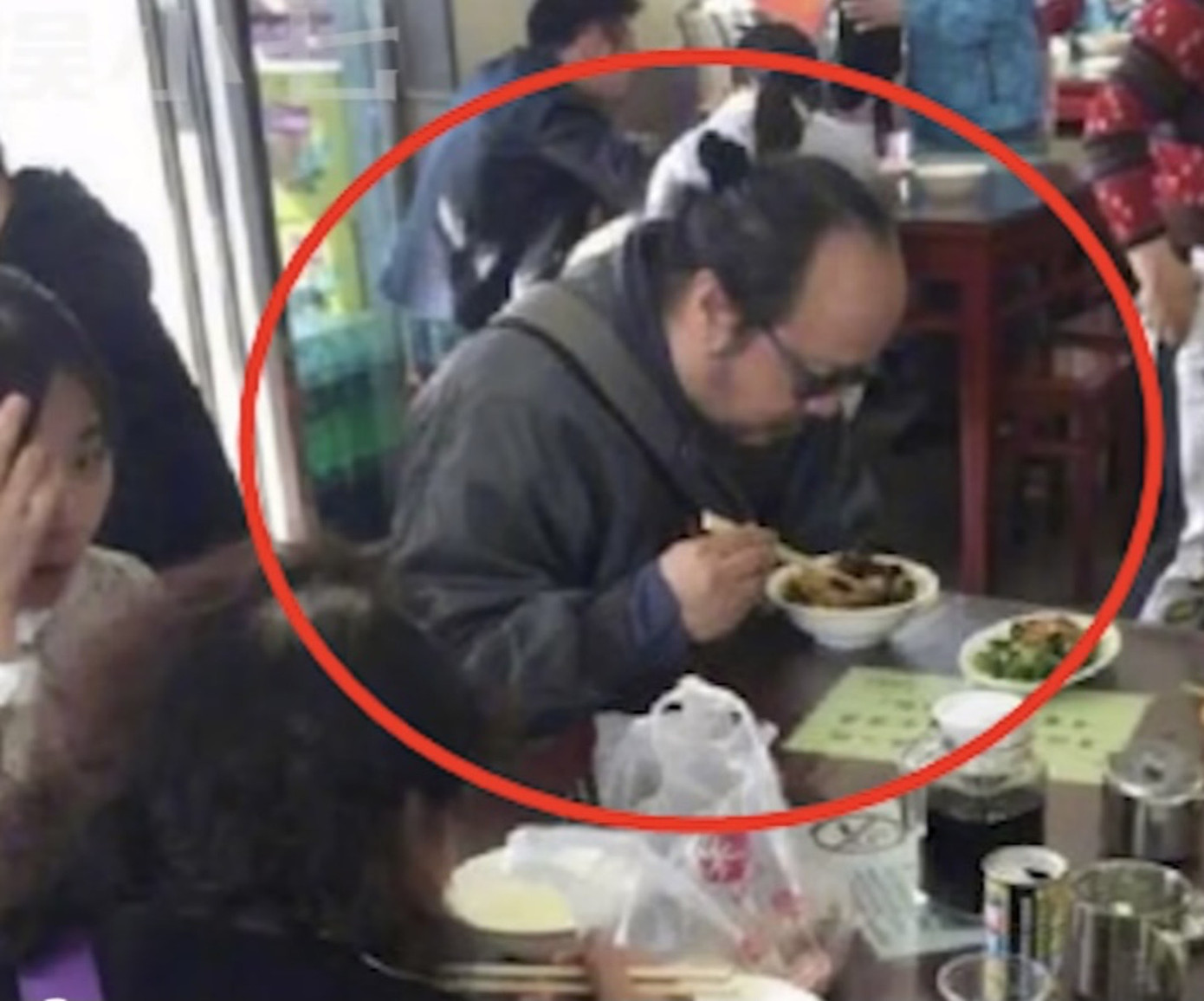 Không còn nhận ra biểu tượng nhạc rock một thời Đậu Duy, thay vào đó là ông chú trung niên lôi thôi, phát tướng. Ảnh: HK01. Không còn nhận ra biểu tượng nhạc rock một thời Đậu Duy, thay vào đó là ông chú trung niên lôi thôi, phát tướng. Ảnh: HK01.