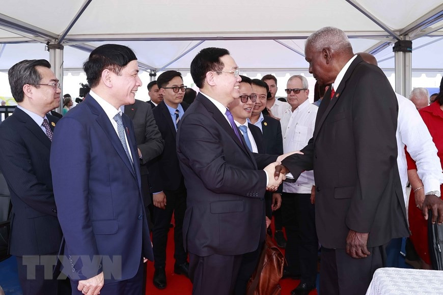 Chủ tịch Quốc hội Vương Đình Huệ và Chủ tịch Quốc hội Chính quyền Nhân dân nước Cộng hòa Cuba Esteban Lazo Hernandez tại lễ khởi công. (Ảnh: Doãn Tấn/TTXVN) Chủ tịch Quốc hội Vương Đình Huệ và Chủ tịch Quốc hội Chính quyền Nhân dân nước Cộng hòa Cuba Esteban Lazo Hernandez tại lễ khởi công. (Ảnh: Doãn Tấn/TTXVN)