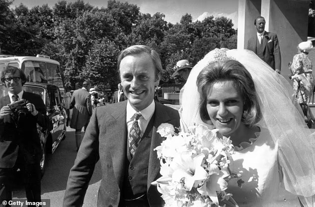 Andrew Parker Bowles và bà Camilla trong đám cưới năm 1973. Ảnh: Getty Images.