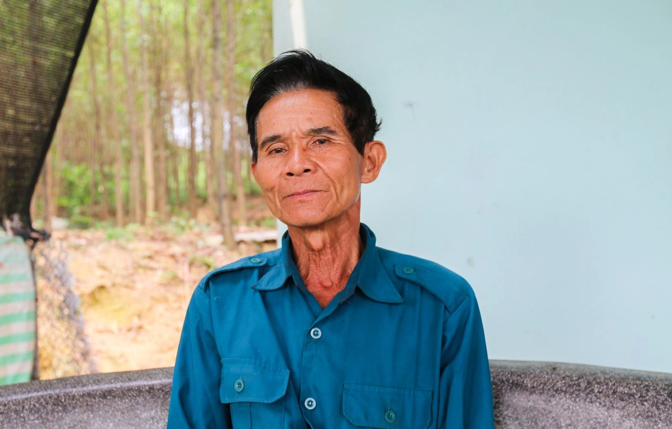 Ông Võ Kim Huệ dũng cảm lao xuống dòng nước chảy xiết cứu sống 2 nam sinh. Ảnh: Dân trí. Ông Võ Kim Huệ dũng cảm lao xuống dòng nước chảy xiết cứu sống 2 nam sinh. Ảnh: Dân trí.