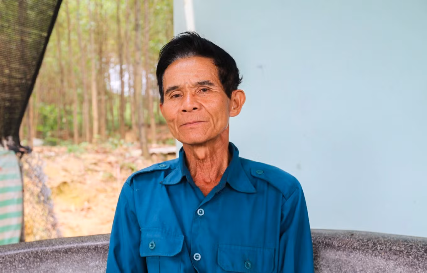 Ông Võ Kim Huệ dũng cảm lao xuống dòng nước chảy xiết cứu sống 2 nam sinh. Ảnh: Dân trí. Ông Võ Kim Huệ dũng cảm lao xuống dòng nước chảy xiết cứu sống 2 nam sinh. Ảnh: Dân trí.