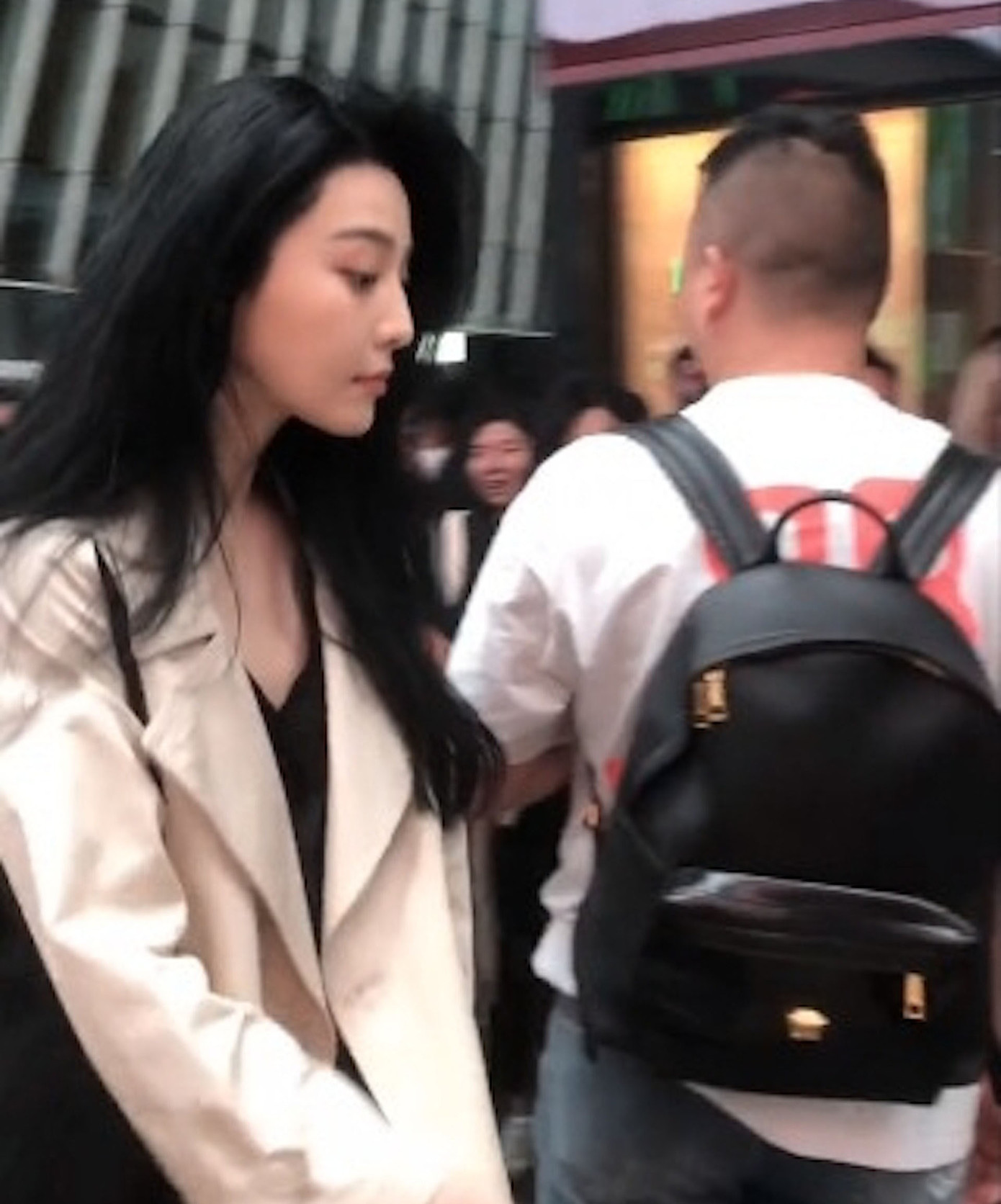 Ảnh kém chất lượng không thể dìm được nhan sắc không tuổi của Phạm Băng Băng. Ảnh: HK01.