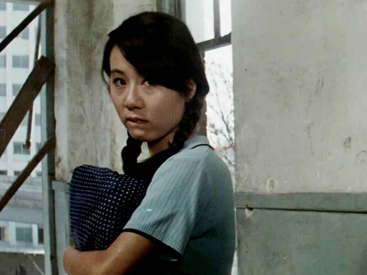 Bà bắt đầu sự nghiệp diễn xuất vào năm 1966, đến nay đã 57 năm trong nghề. Thời trẻ, bà cũng là mỹ nhân mang vẻ đẹp cổ điển Hàn Quốc.