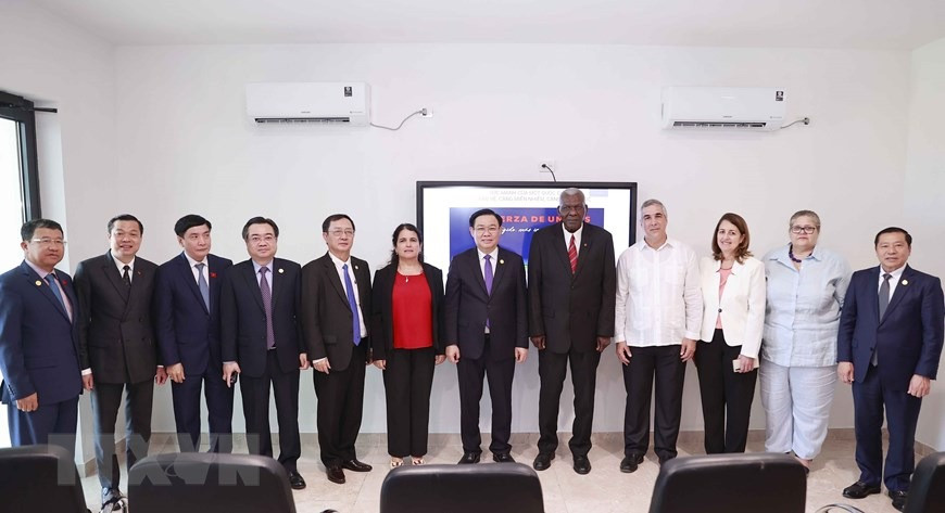 Chủ tịch Quốc hội Vương Đình Huệ và Chủ tịch Quốc hội Chính quyền Nhân dân nước Cộng hòa Cuba Esteban Lazo Hernandez với các đại biểu. (Ảnh: Doãn Tấn/TTXVN) Chủ tịch Quốc hội Vương Đình Huệ và Chủ tịch Quốc hội Chính quyền Nhân dân nước Cộng hòa Cuba Esteban Lazo Hernandez với các đại biểu. (Ảnh: Doãn Tấn/TTXVN)