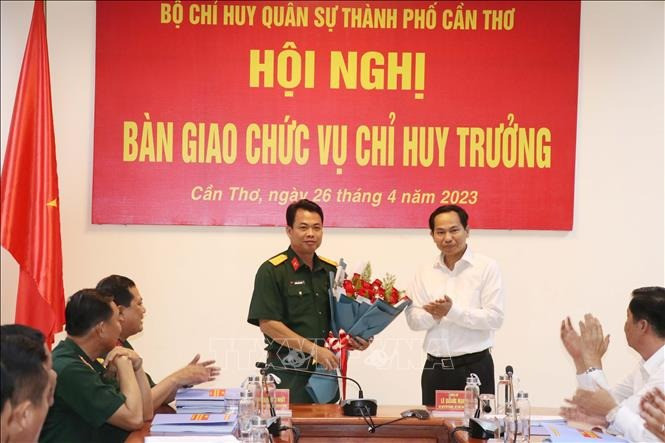 Ông Lê Quang Mạnh, Ủy viên Trung ương Đảng, Bí thư Thành ủy Cần Thơ tặng hoa chúc mừng Thượng tá Huỳnh Văn Hung giữ chức vụ Chỉ huy trưởng Bộ Chỉ huy Quân sự thành phố Cần Thơ. Ảnh: Báo Tin tức. Ông Lê Quang Mạnh, Ủy viên Trung ương Đảng, Bí thư Thành ủy Cần Thơ tặng hoa chúc mừng Thượng tá Huỳnh Văn Hung giữ chức vụ Chỉ huy trưởng Bộ Chỉ huy Quân sự thành phố Cần Thơ. Ảnh: Báo Tin tức.