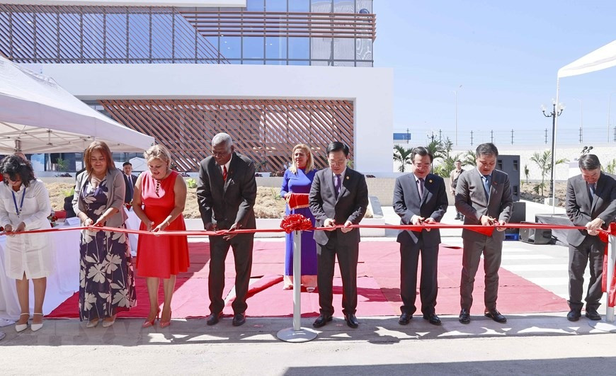 Chủ tịch Quốc hội Vương Đình Huệ và Chủ tịch Quốc hội Cuba Esteban Lazo Hernandez cắt băng khánh thành nhà máy bột giặt Suchel - TBV . (Ảnh: Doãn Tấn/TTXVN) Chủ tịch Quốc hội Vương Đình Huệ và Chủ tịch Quốc hội Cuba Esteban Lazo Hernandez cắt băng khánh thành nhà máy bột giặt Suchel - TBV . (Ảnh: Doãn Tấn/TTXVN)