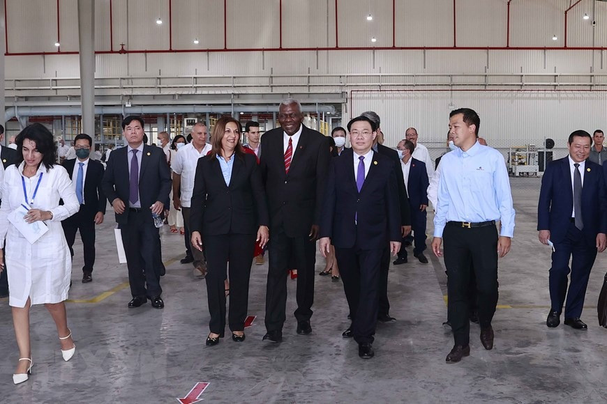 Chủ tịch Quốc hội Vương Đình Huệ và Chủ tịch Quốc hội Cuba Esteban Lazo Hernandez tham quan nhà máy bột giặt Suchel - TBV. (Ảnh: Doãn Tấn/TTXVN) Chủ tịch Quốc hội Vương Đình Huệ và Chủ tịch Quốc hội Cuba Esteban Lazo Hernandez tham quan nhà máy bột giặt Suchel - TBV. (Ảnh: Doãn Tấn/TTXVN)