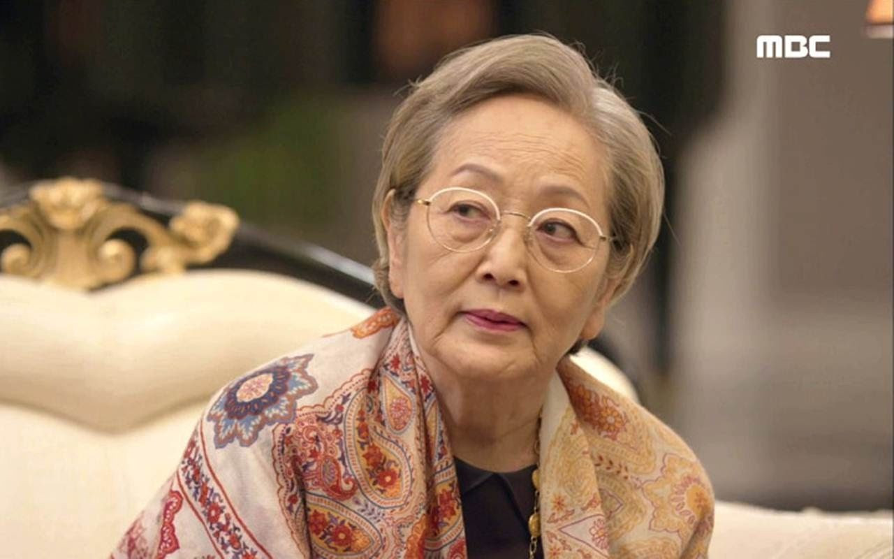 Kim Young Ok (SN 1937) nổi tiếng với danh xưng “người bà quốc dân” với nhiều vai diễn hóa thân thành bà trong phim điện ảnh và truyền hình như Hometown Cha-Cha-Cha, Boys Over Flowers, Coffee Prince, Sunny…