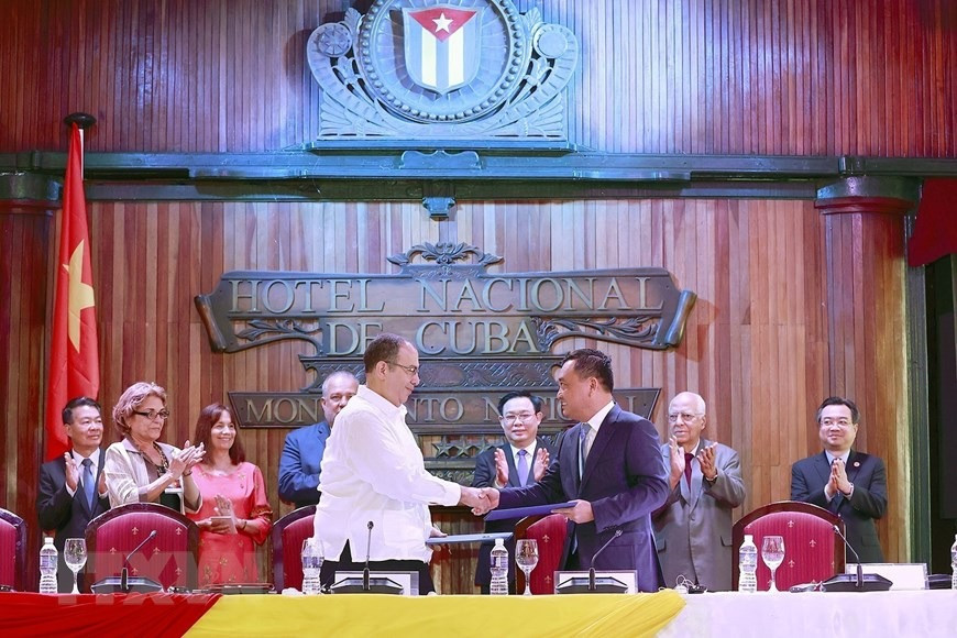 Chủ tịch Quốc hội Vương Đình Huệ và Thủ tướng Cộng hòa Cuba Manuel Marrero Cruz chứng kiến lễ ký và trao các thỏa thuận hợp tác giữa doanh nghiệp hai nước. (Ảnh: Doãn Tấn/TTXVN) Chủ tịch Quốc hội Vương Đình Huệ và Thủ tướng Cộng hòa Cuba Manuel Marrero Cruz chứng kiến lễ ký và trao các thỏa thuận hợp tác giữa doanh nghiệp hai nước. (Ảnh: Doãn Tấn/TTXVN)