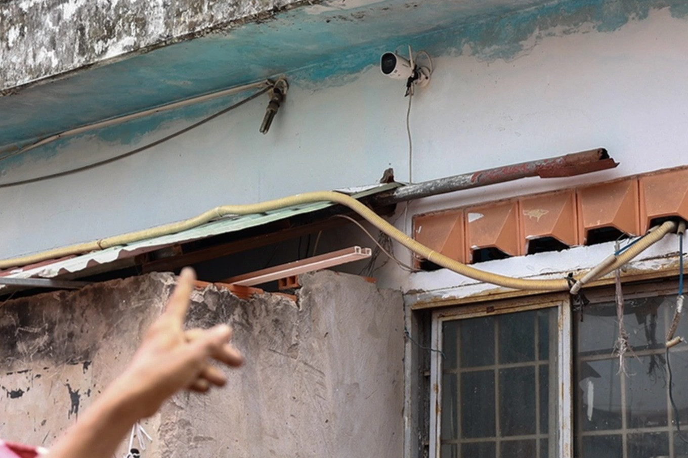 Chiếc camera được lắp đặt nhằm hạn chế tình trạng đổ rác trộm (Ảnh: Quang Ninh).