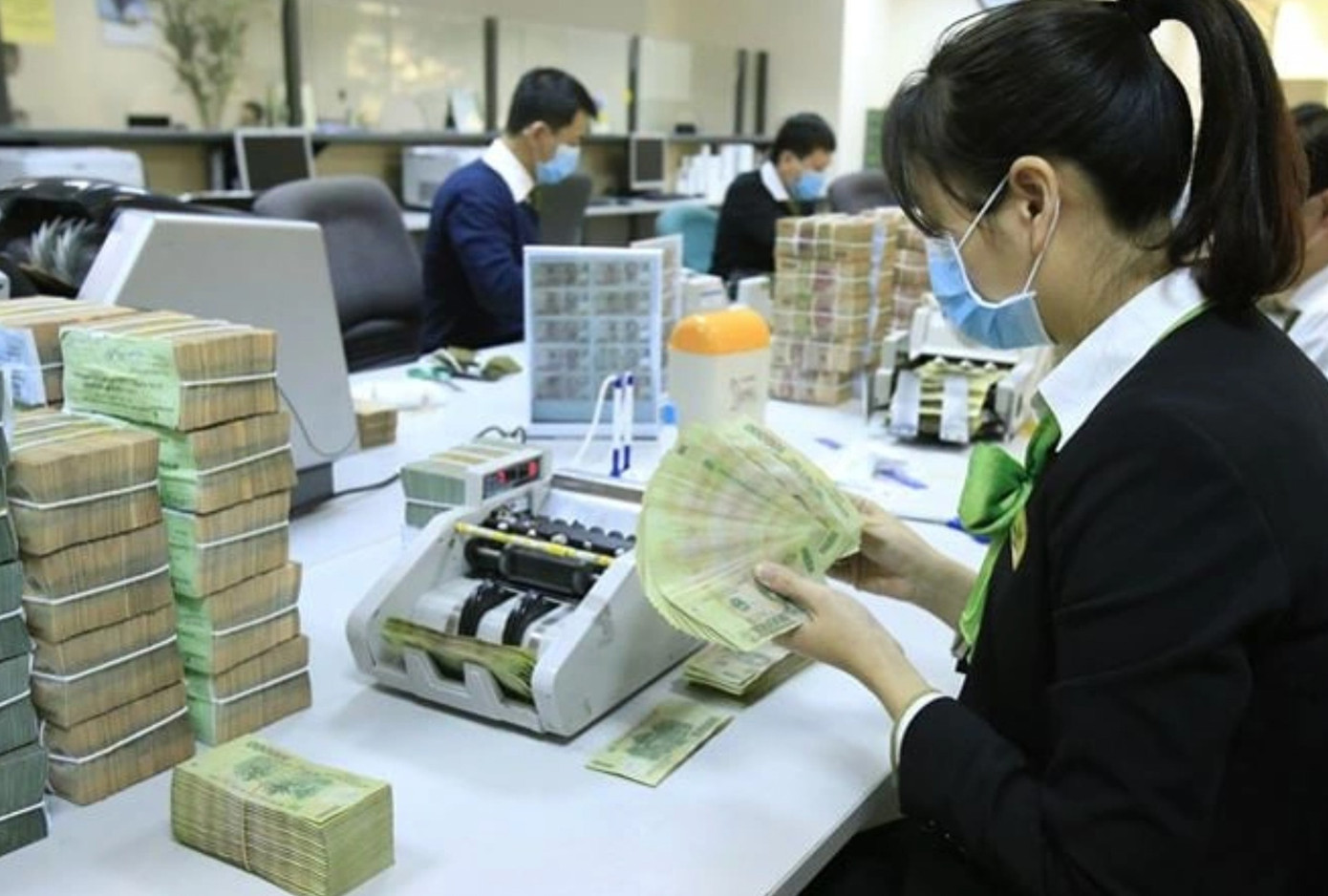 Cử tri đề nghị xem xét thực hiện lộ trình tăng lương cơ bản và điều chỉnh chế độ chính sách tiền lương tương ứng với mức giá các dịch vụ sinh hoạt.