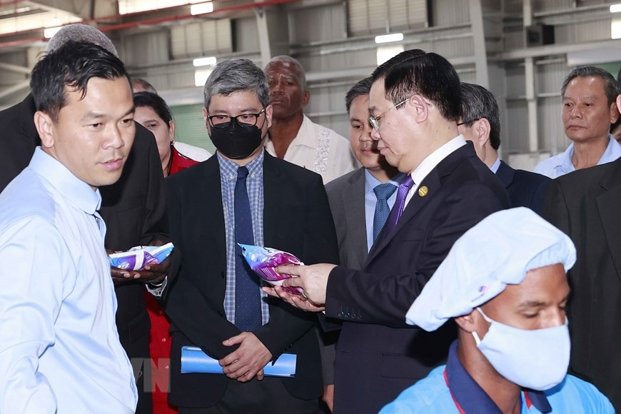 Chủ tịch Quốc hội Vương Đình Huệ và Chủ tịch Quốc hội Cuba Esteban Lazo Hernandez tham quan nhà máy bột giặt Suchel - TBV. (Ảnh: Doãn Tấn/TTXVN) Chủ tịch Quốc hội Vương Đình Huệ và Chủ tịch Quốc hội Cuba Esteban Lazo Hernandez tham quan nhà máy bột giặt Suchel - TBV. (Ảnh: Doãn Tấn/TTXVN)