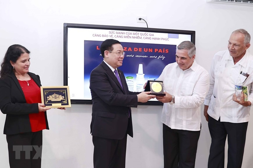 Chủ tịch Quốc hội Vương Đình Huệ tặng quà lưu niệm cho trung tâm công nghệ sinh học và di truyền Cuba. (Ảnh: Doãn Tấn/TTXVN) Chủ tịch Quốc hội Vương Đình Huệ tặng quà lưu niệm cho trung tâm công nghệ sinh học và di truyền Cuba. (Ảnh: Doãn Tấn/TTXVN)