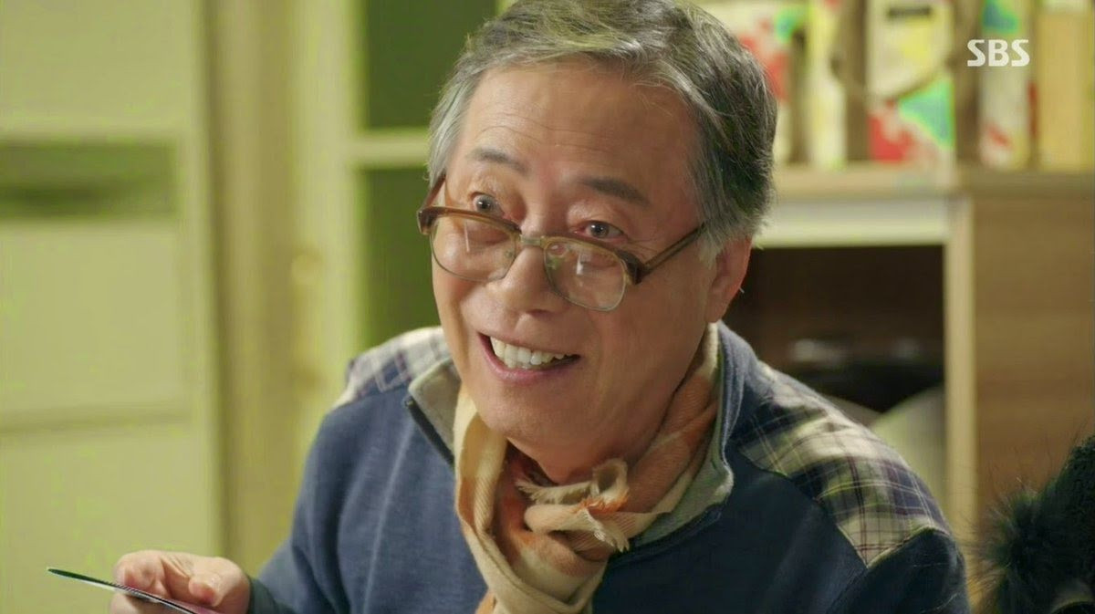 Byun Hee Bong (SN 1942) có nhiều vai diễn đáng nhớ trong Hur Jun, My Girlfriend Is A Gumiho, PinocchioOkja, Memories Of Murder…Ông đóng phim từ năm 1970.