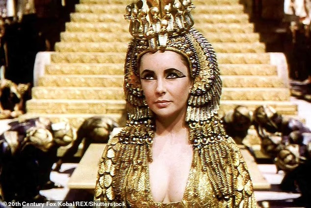Elizabeth Taylor có màn hóa thân thành Nữ hoàng Cleopatra kinh điển nhất. Ảnh: Shutterstock.