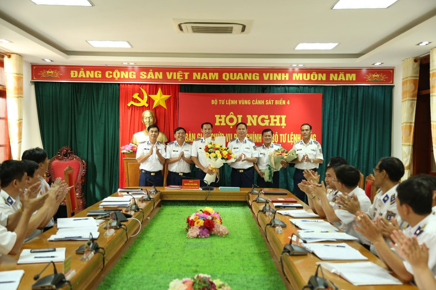 Đại tá Nguyễn Văn Dũng - Bí thư Đảng ủy, Chính ủy BTL Vùng Cảnh sát biển 4 tặng hoa chúc mừng 2 đồng chí tại Hội nghị bàn giao. Ảnh: Báo Chính phủ. Đại tá Nguyễn Văn Dũng - Bí thư Đảng ủy, Chính ủy BTL Vùng Cảnh sát biển 4 tặng hoa chúc mừng 2 đồng chí tại Hội nghị bàn giao. Ảnh: Báo Chính phủ.